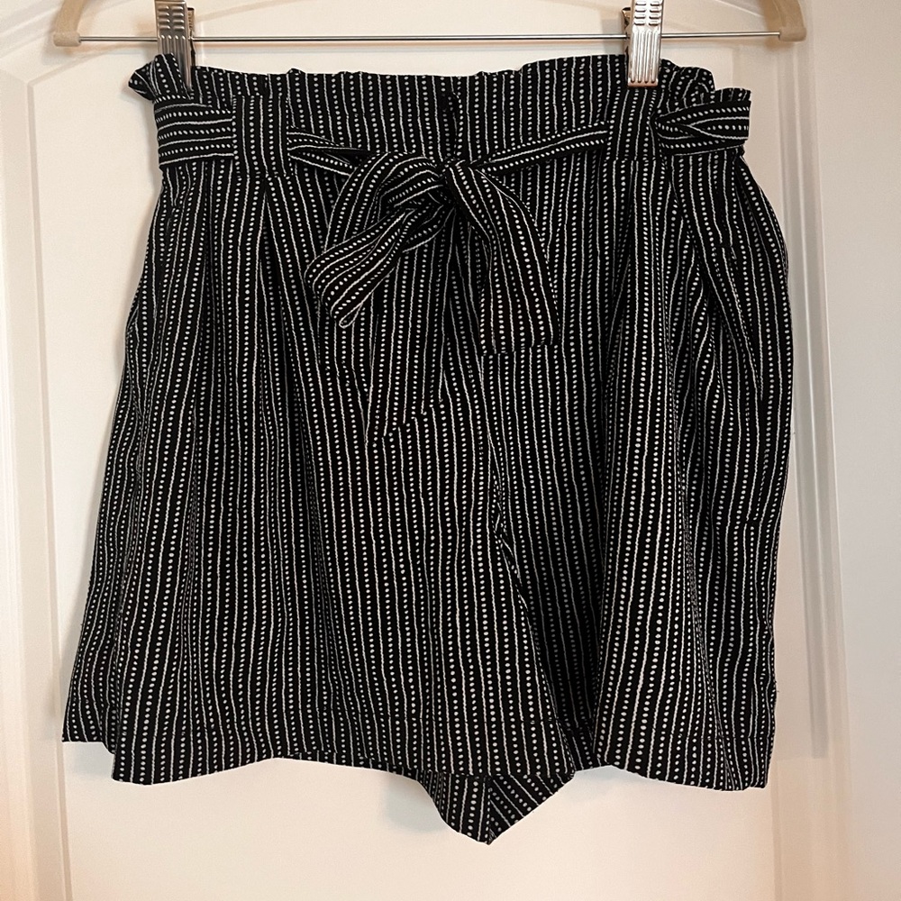 Max studio elastic waist shorts